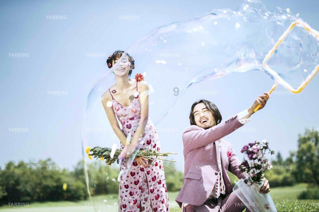 金毛夫妇上演秀恩爱 这狗粮吃得我心服口服